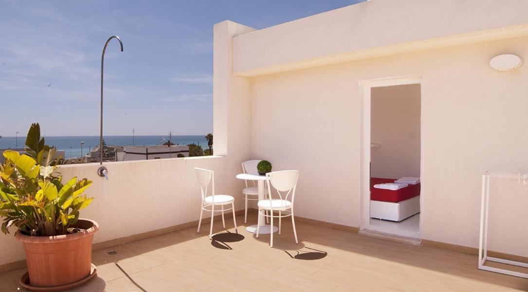 Hotel Beach Salento Марина-ди-Песколузе Экстерьер фото